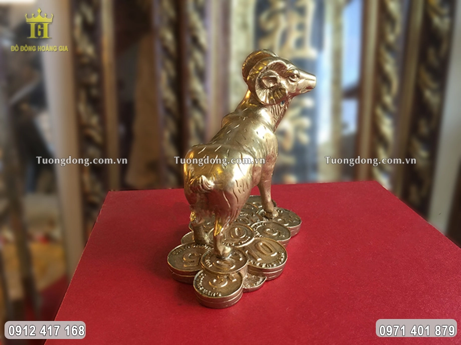Hình ảnh phía sau bức tượng đồng